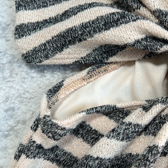 Adorable cut out dress🌸 - Picture 3 of 7